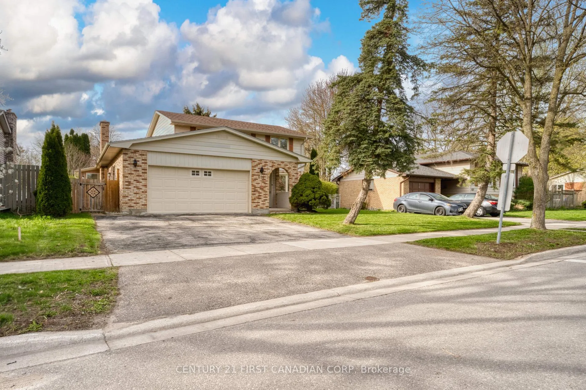 Photo 2 of 814 Grenfell Drive, London, North C — HOMEH
