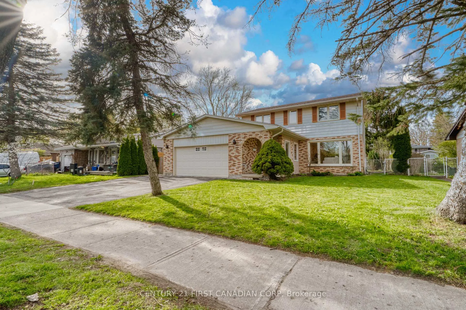 Photo 3 of 814 Grenfell Drive, London, North C — HOMEH