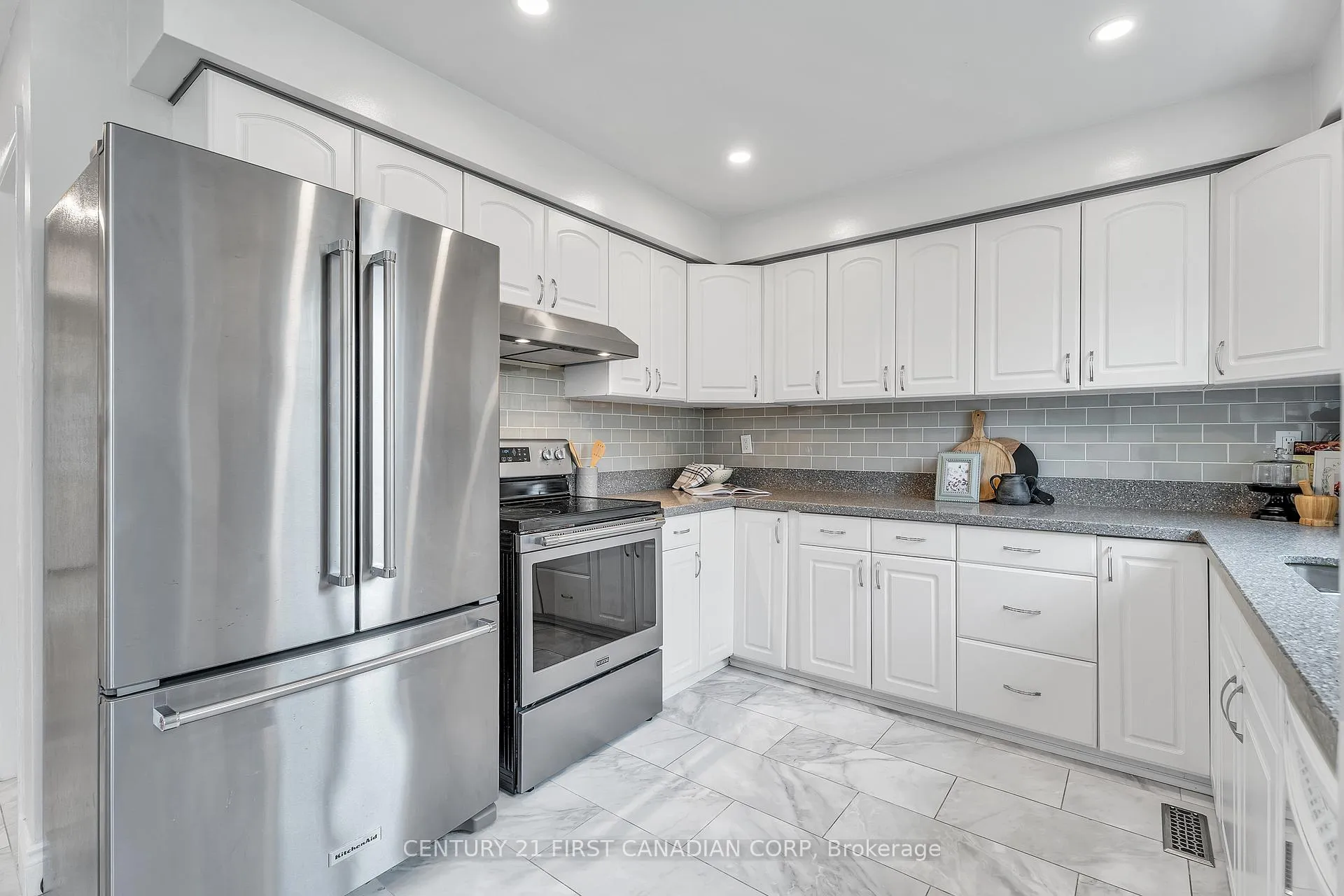 Photo 16 of 814 Grenfell Drive, London, North C — HOMEH