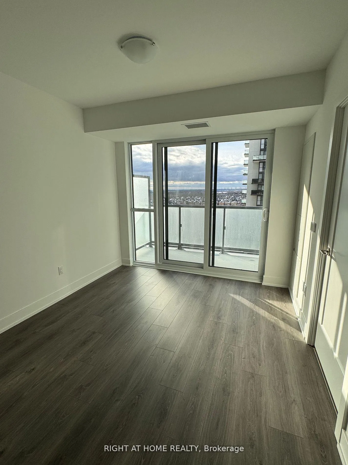 Photo 8 of Unit 1015, 2545 Simcoe Street N, Oshawa, Windfields — HOMEH
