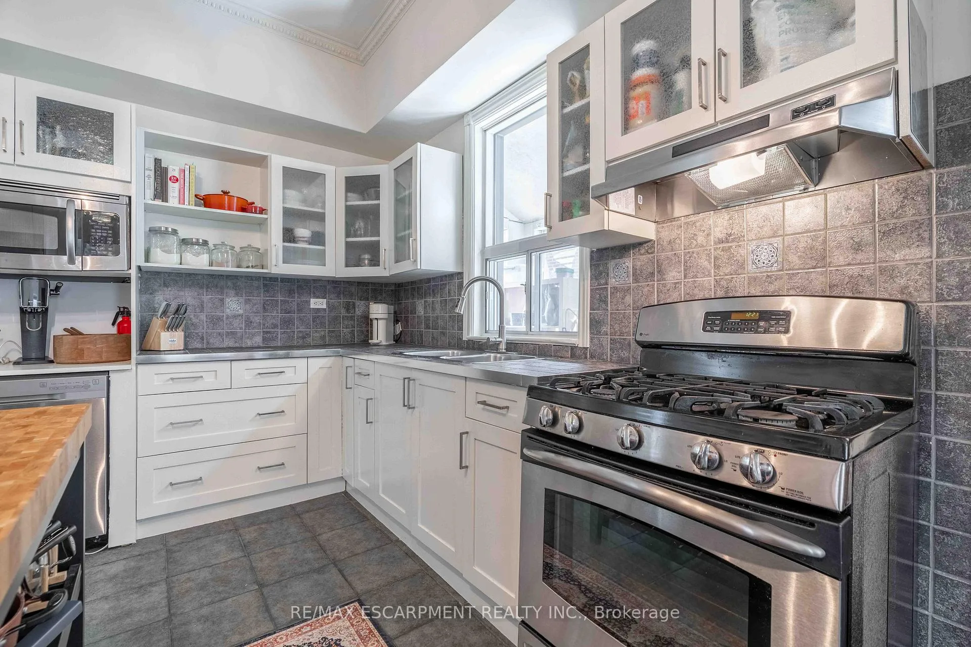 Photo 11 of 203 Wood Street E, Hamilton, North End — HOMEH