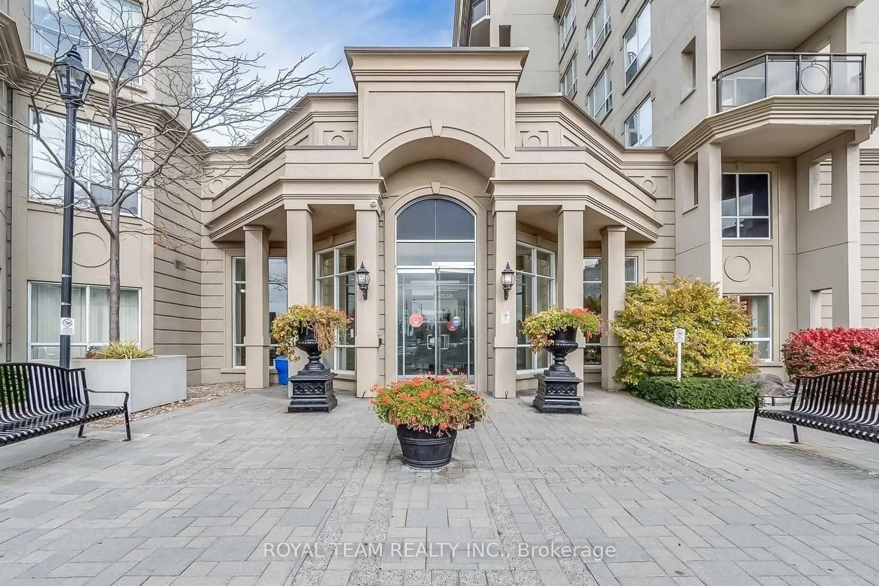 Front of Unit 808, 2 Maison Parc Court