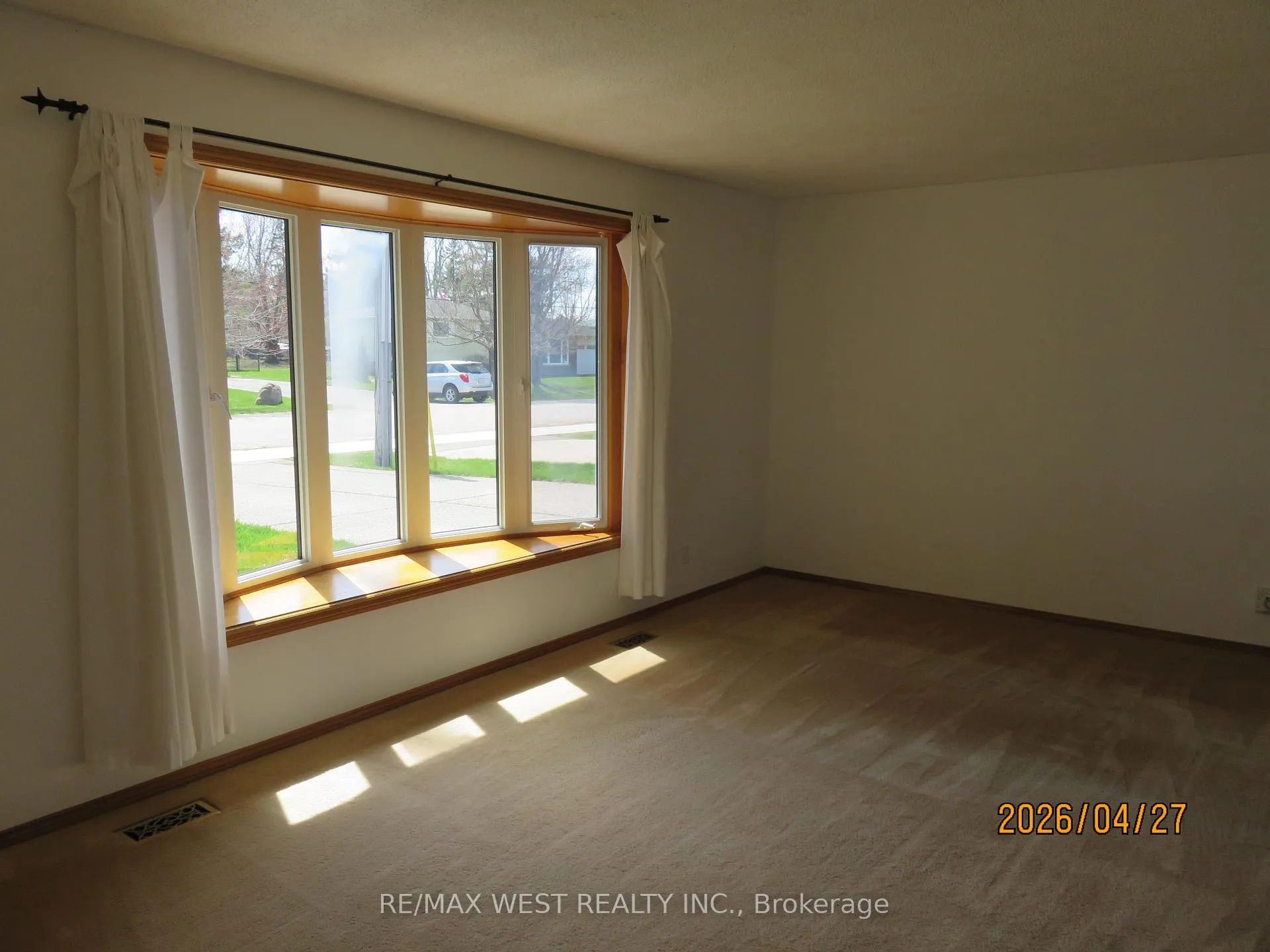 Photo 5 of 346 Lakeland Crescent SE, Brock, Beaverton — HOMEH