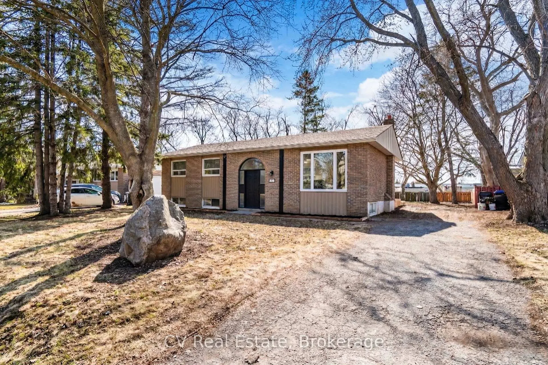 Photo 1 of 204 Lynn Street, Innisfil, Stroud — HOMEH