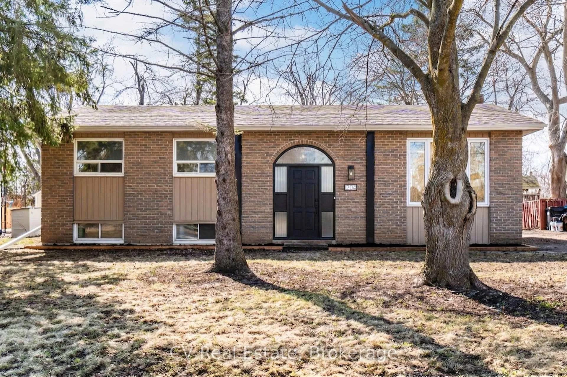Photo 2 of 204 Lynn Street, Innisfil, Stroud — HOMEH