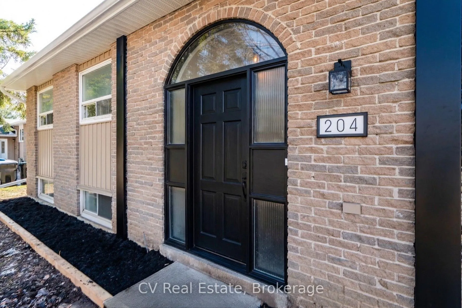 Photo 3 of 204 Lynn Street, Innisfil, Stroud — HOMEH