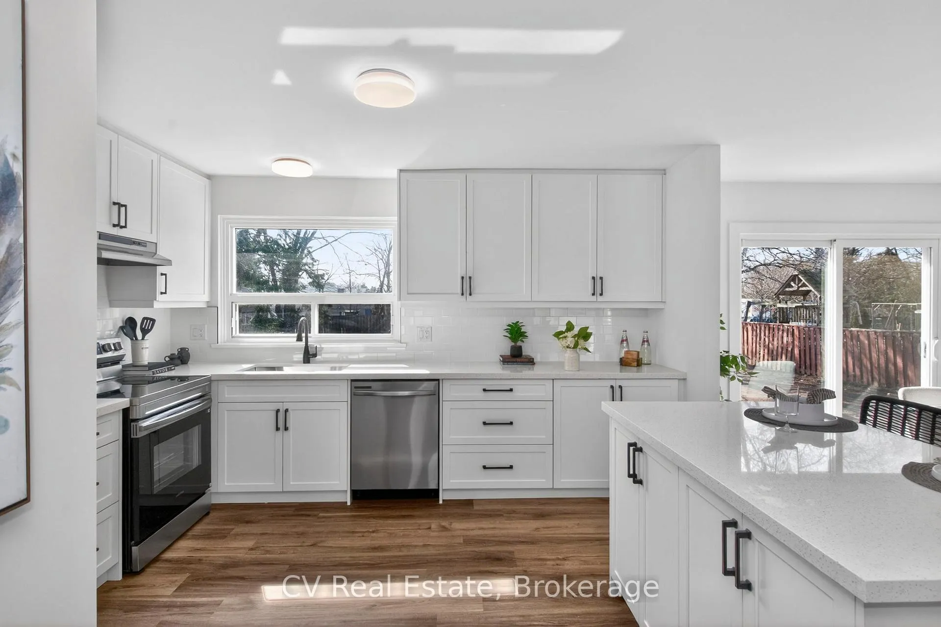 Photo 5 of 204 Lynn Street, Innisfil, Stroud — HOMEH
