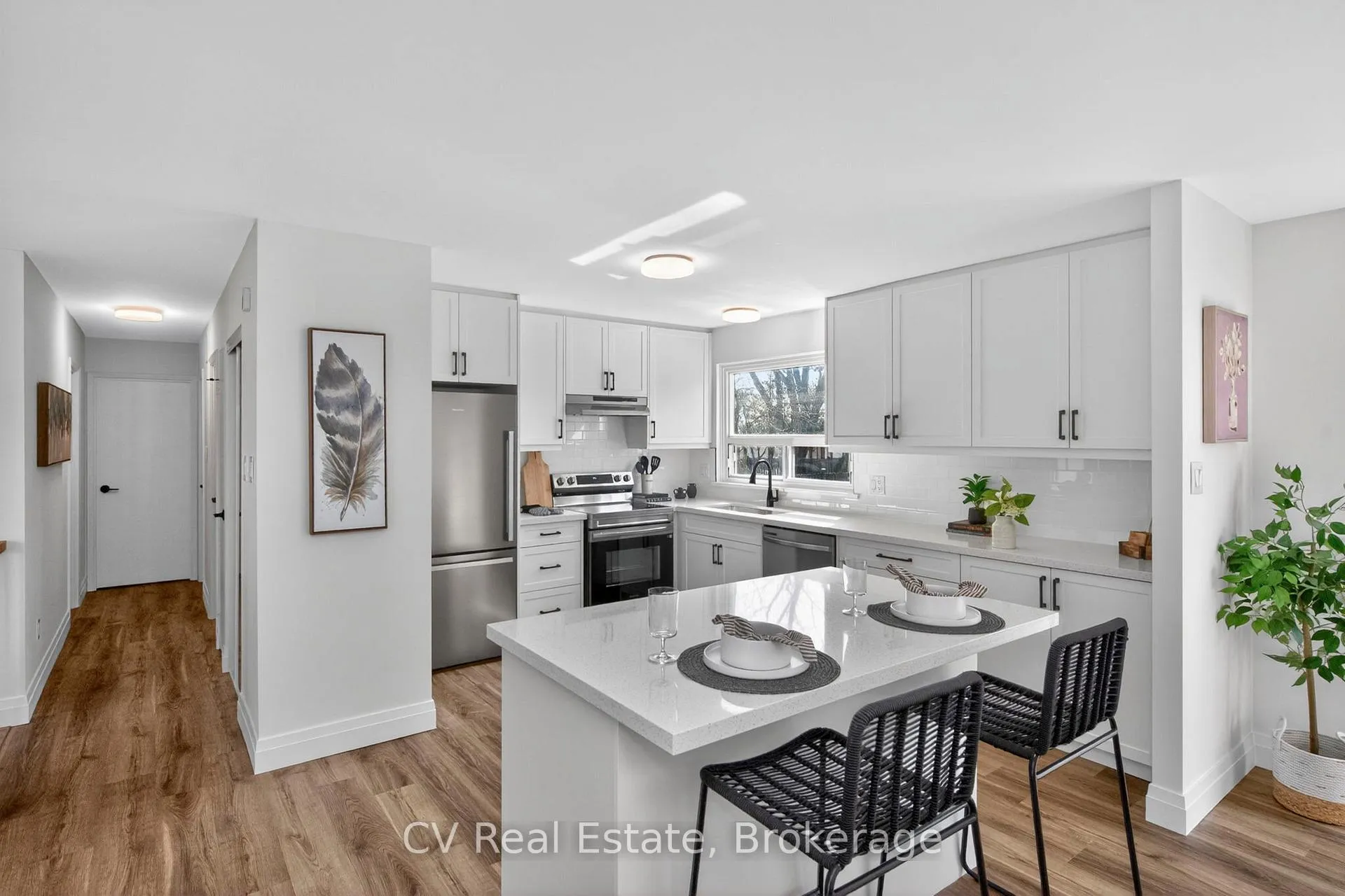 Photo 6 of 204 Lynn Street, Innisfil, Stroud — HOMEH