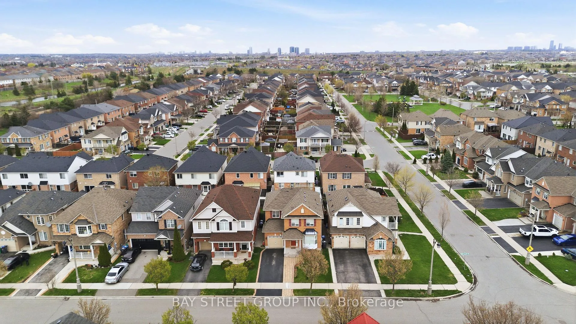 Photo 2 of 4 Decker Hollow Circle, Brampton, Credit Valley — HOMEH