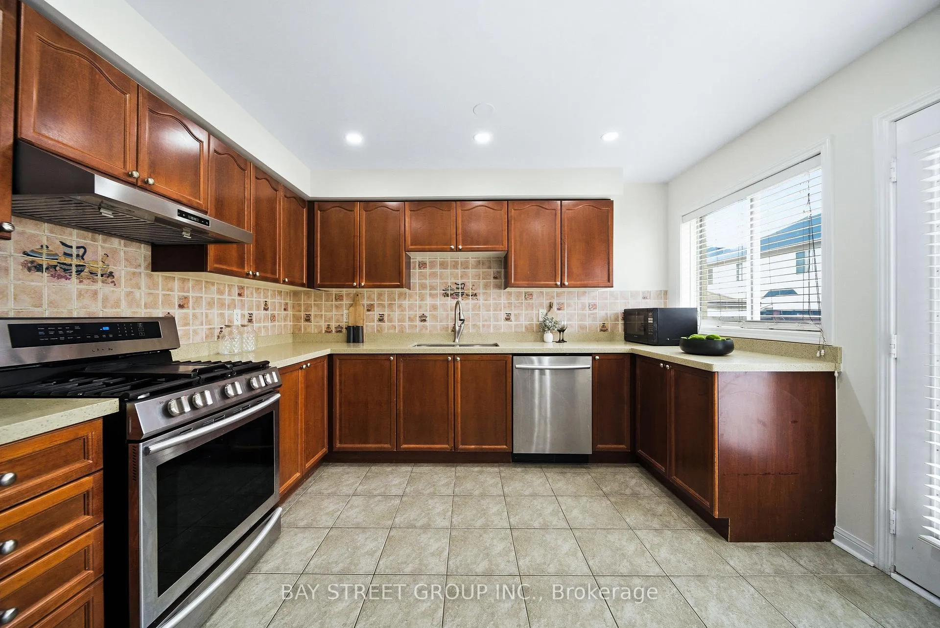 Photo 12 of 4 Decker Hollow Circle, Brampton, Credit Valley — HOMEH