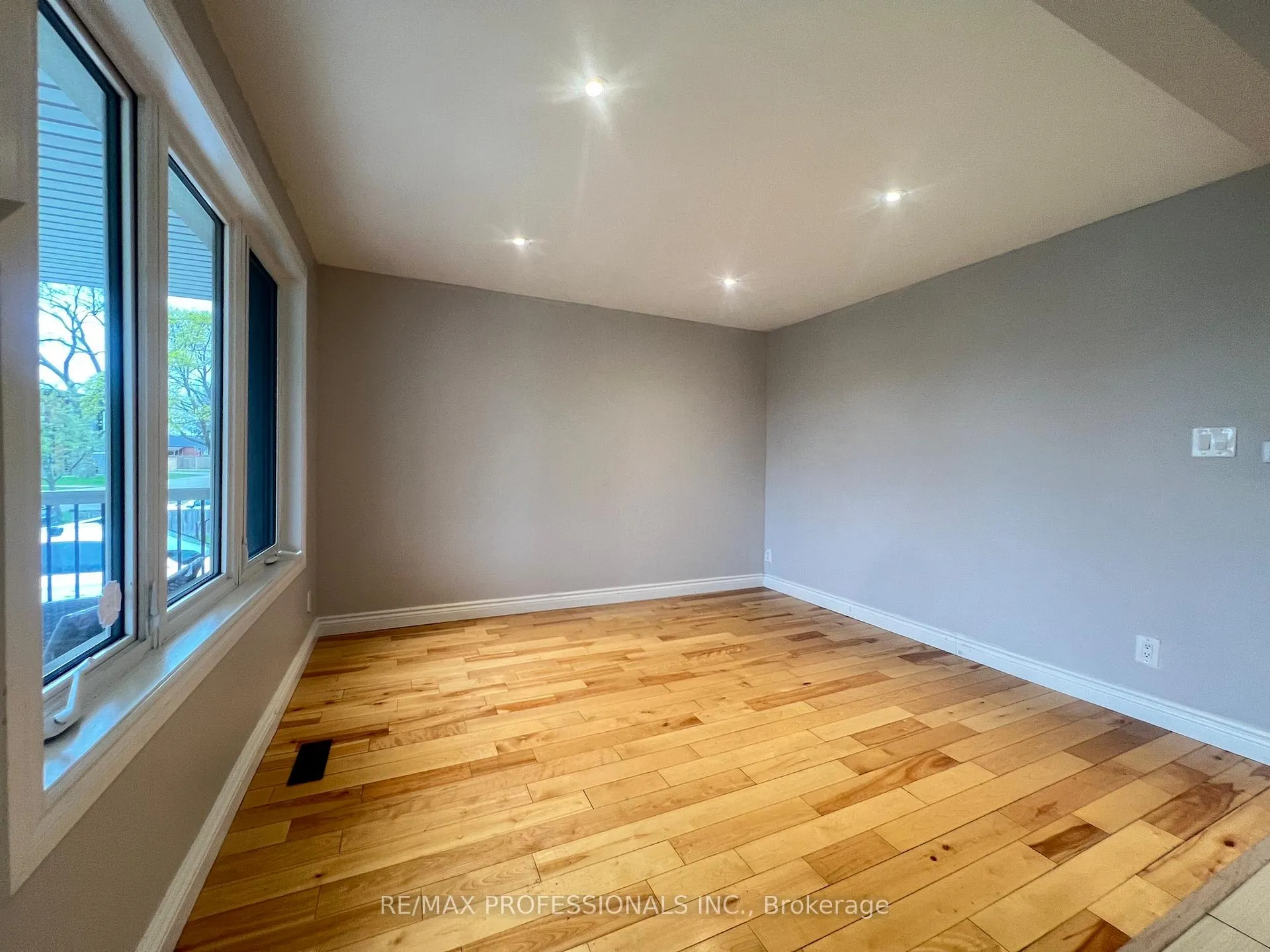 Photo 10 of 78 Athol Avenue, Etobicoke, Stonegate-Queensway — HOMEH