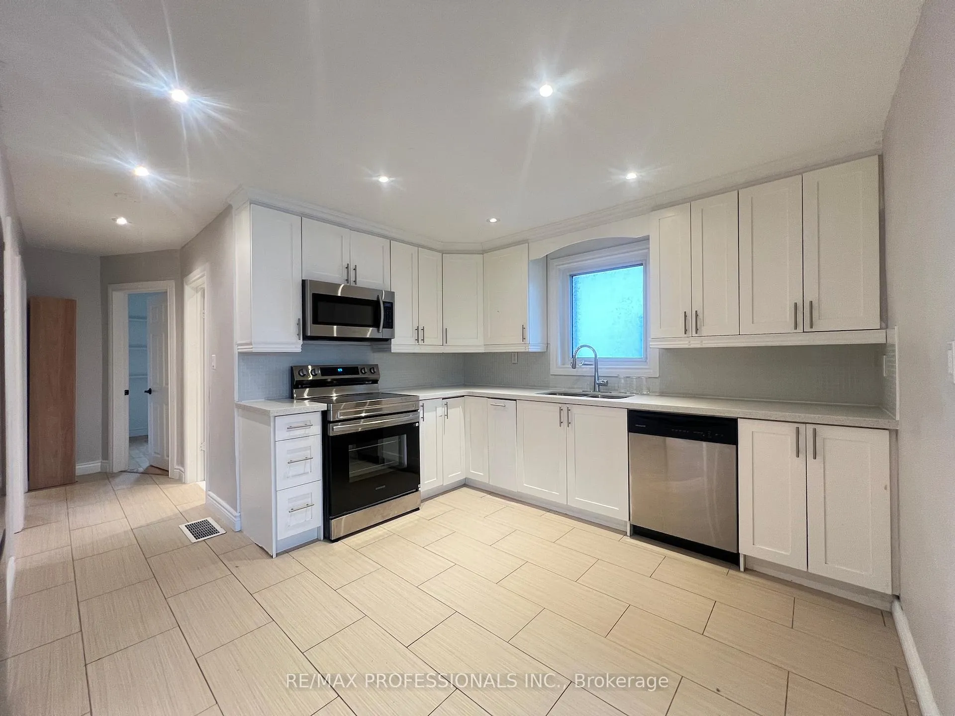 Photo 11 of 78 Athol Avenue, Etobicoke, Stonegate-Queensway — HOMEH