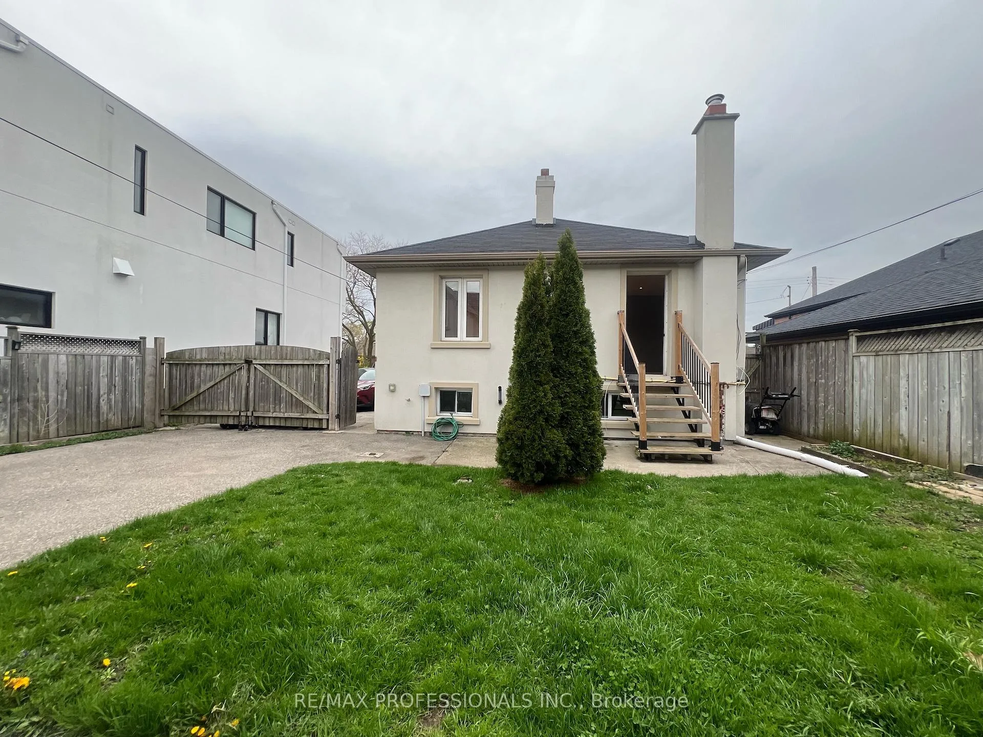 Photo 32 of 78 Athol Avenue, Etobicoke, Stonegate-Queensway — HOMEH