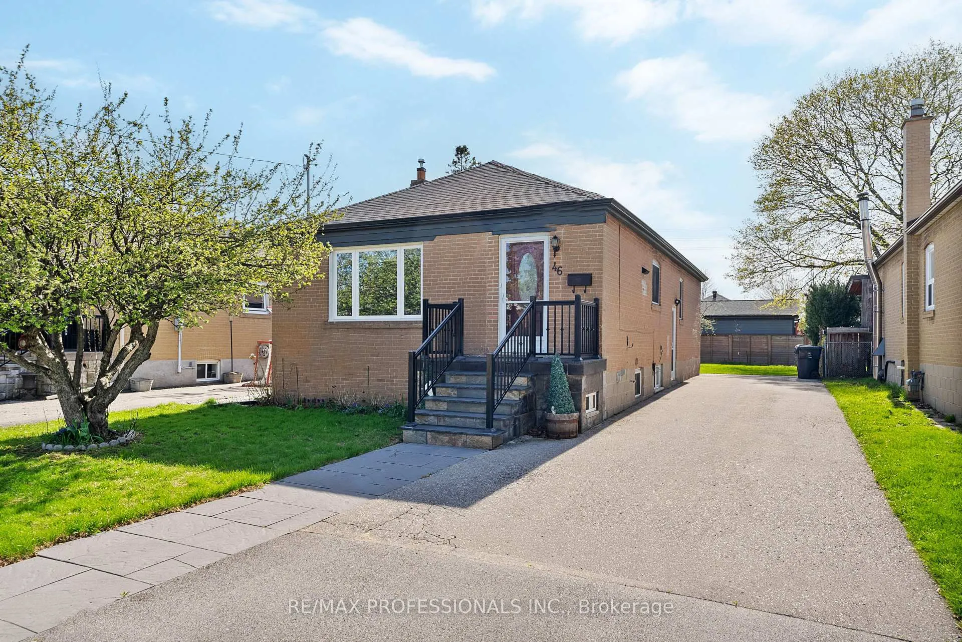 Photo 2 of 46 Stock Avenue, Etobicoke, Islington-City Centre West — HOMEH