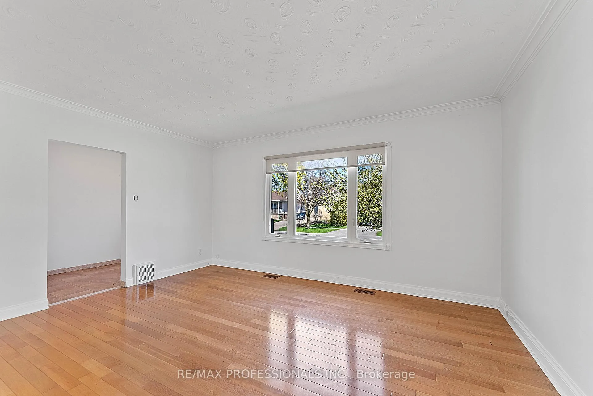 Photo 3 of 46 Stock Avenue, Etobicoke, Islington-City Centre West — HOMEH