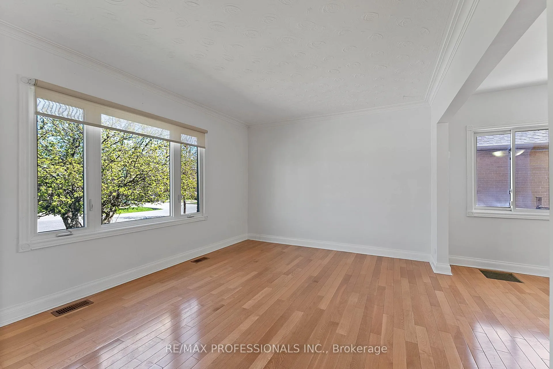 Photo 4 of 46 Stock Avenue, Etobicoke, Islington-City Centre West — HOMEH