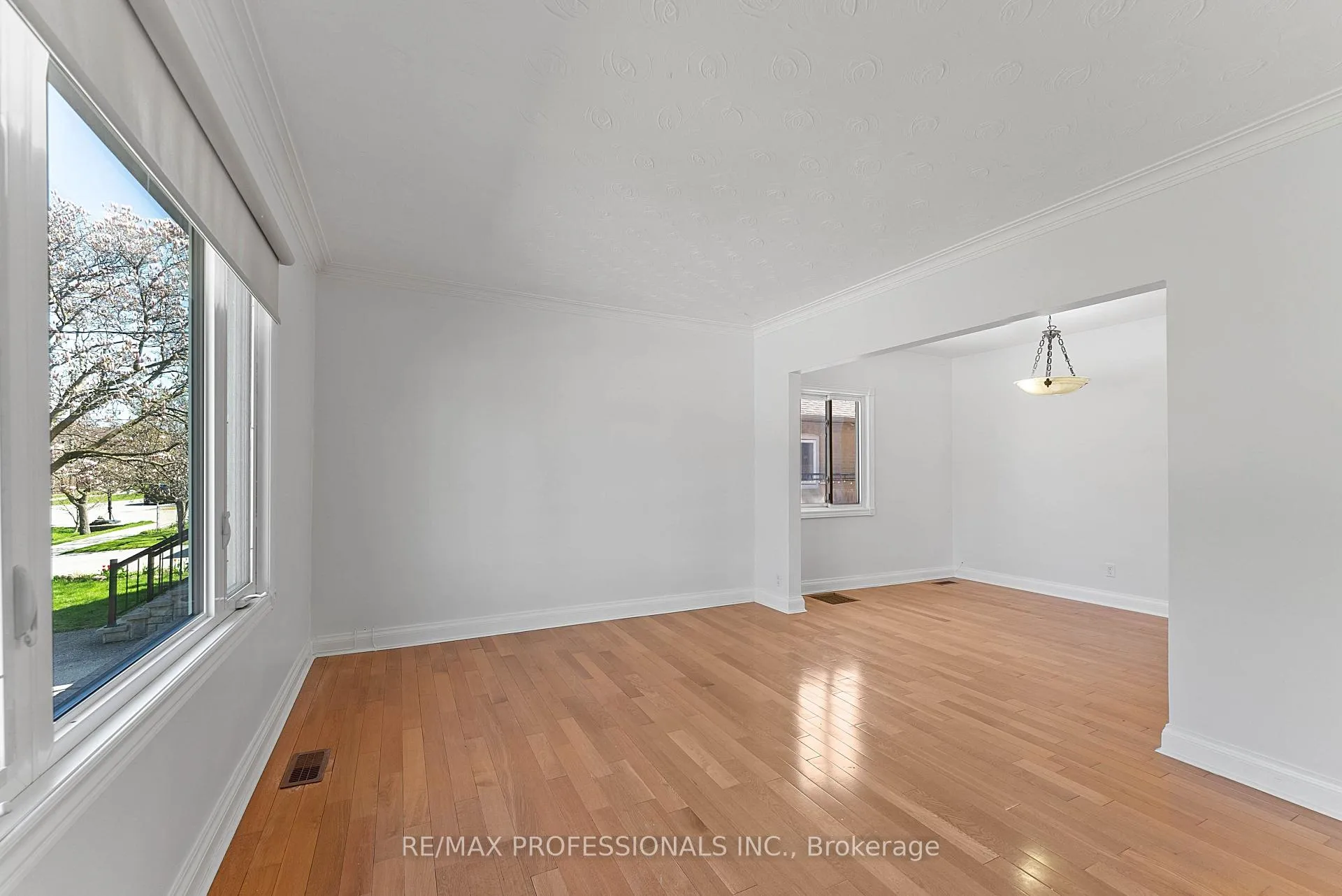 Photo 5 of 46 Stock Avenue, Etobicoke, Islington-City Centre West — HOMEH