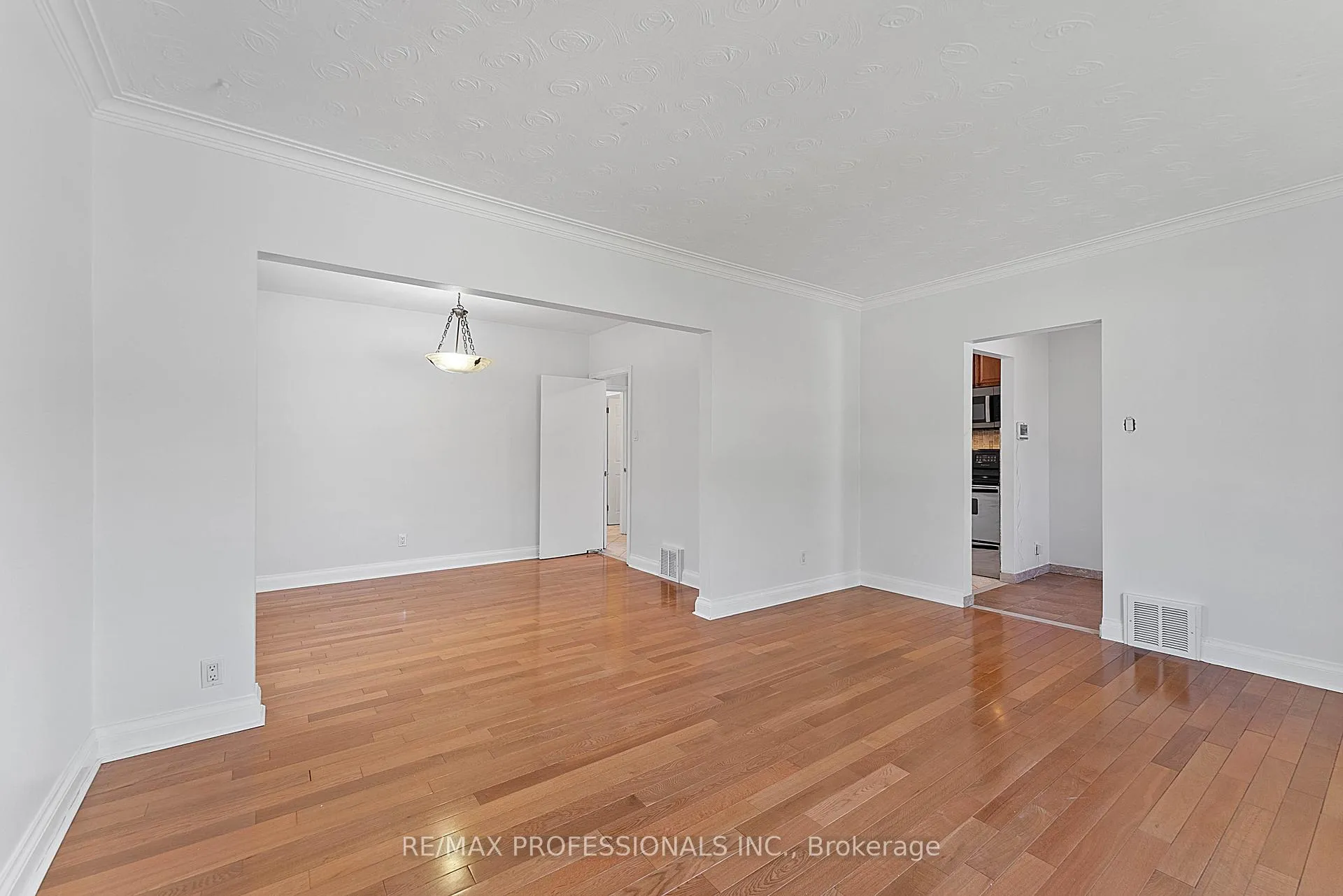 Photo 7 of 46 Stock Avenue, Etobicoke, Islington-City Centre West — HOMEH