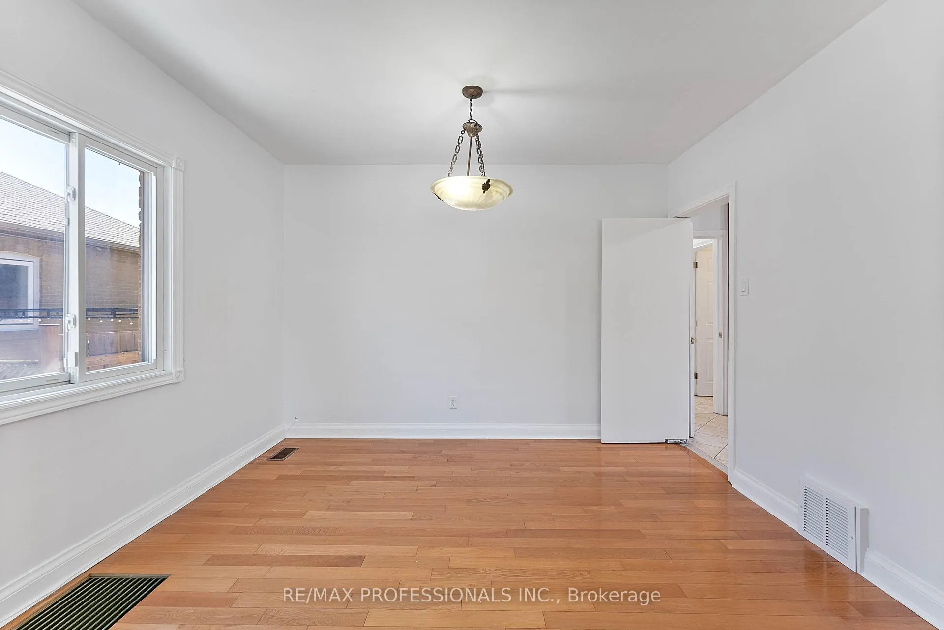 Photo 8 of 46 Stock Avenue, Etobicoke, Islington-City Centre West — HOMEH