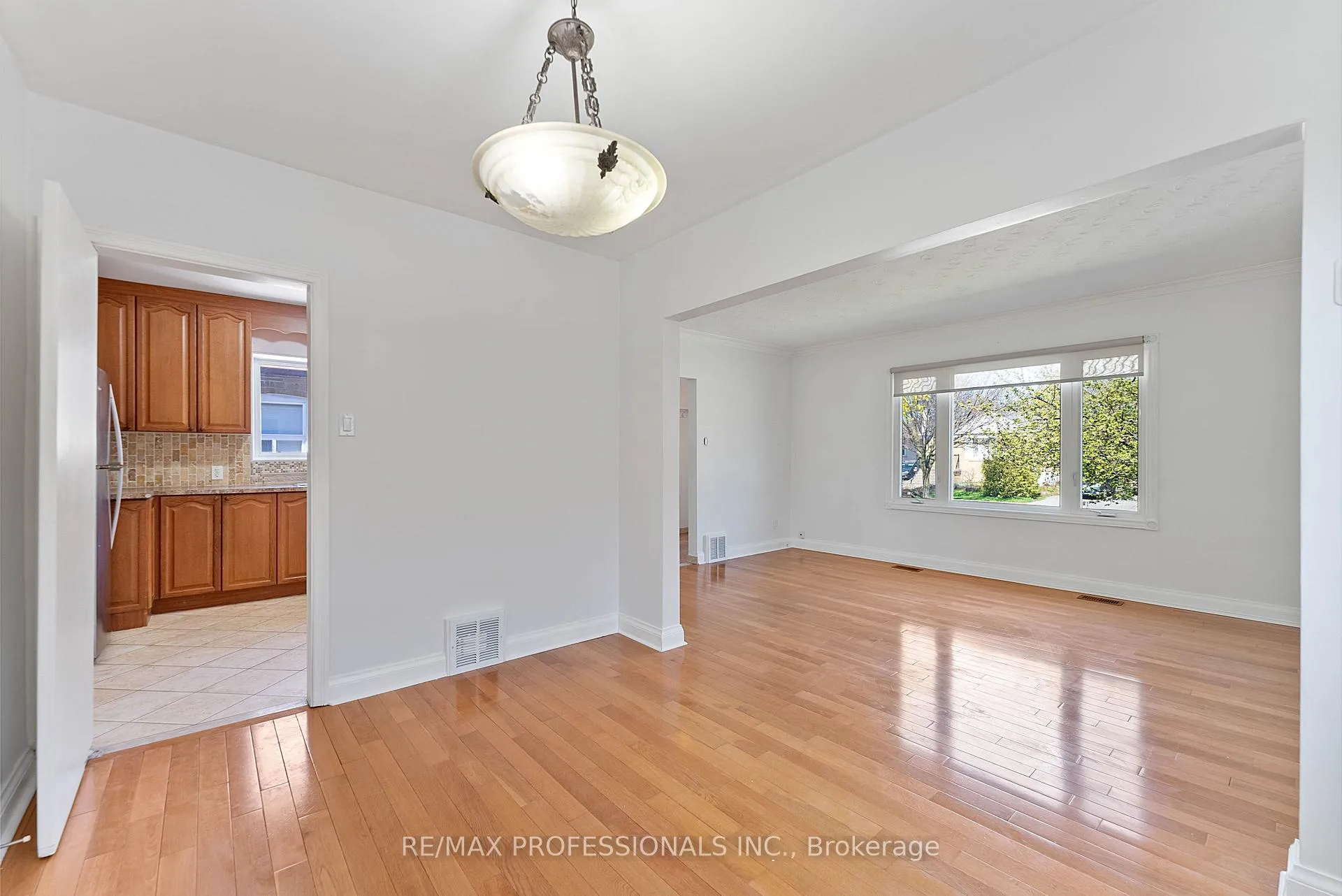 Photo 10 of 46 Stock Avenue, Etobicoke, Islington-City Centre West — HOMEH
