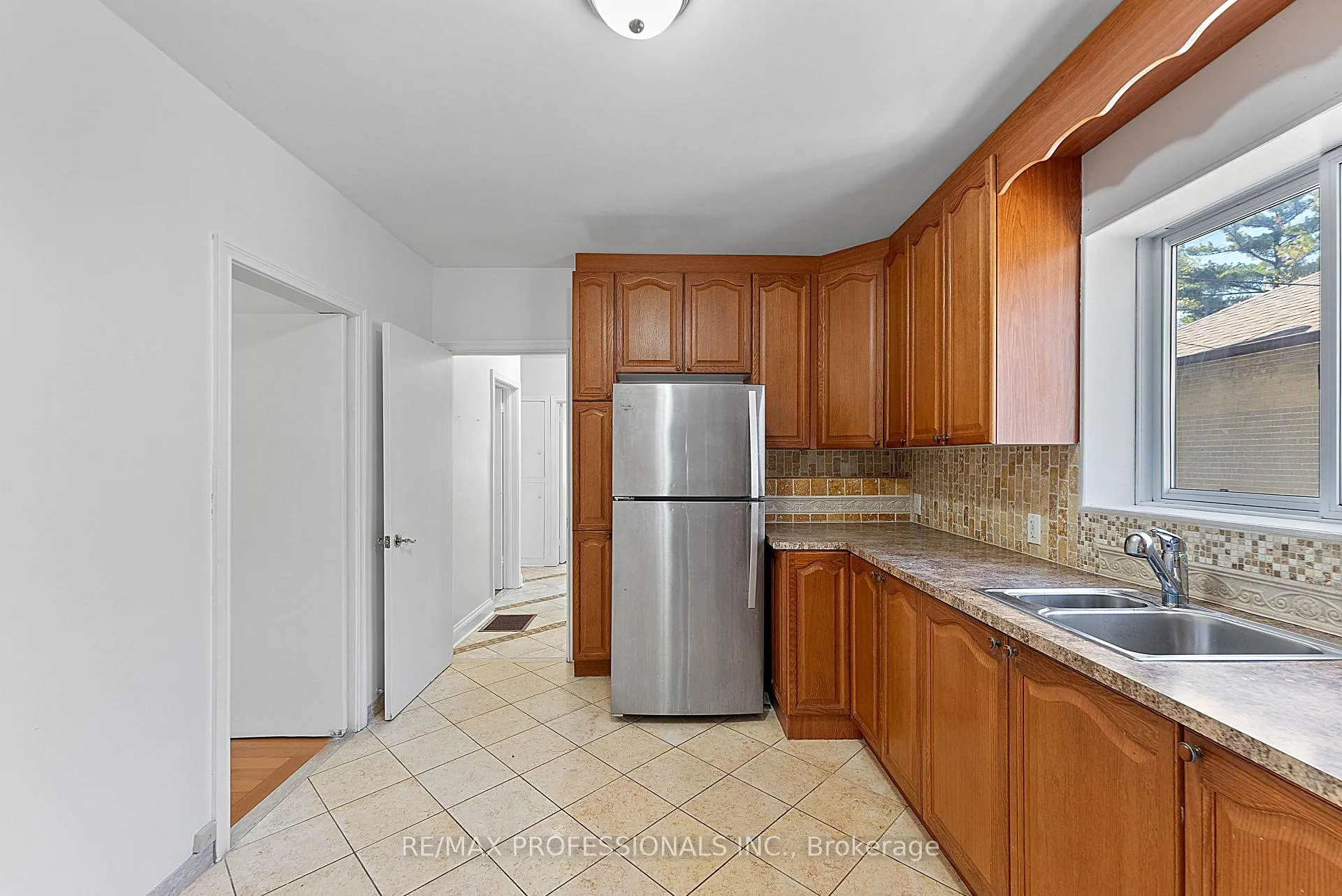 Photo 11 of 46 Stock Avenue, Etobicoke, Islington-City Centre West — HOMEH