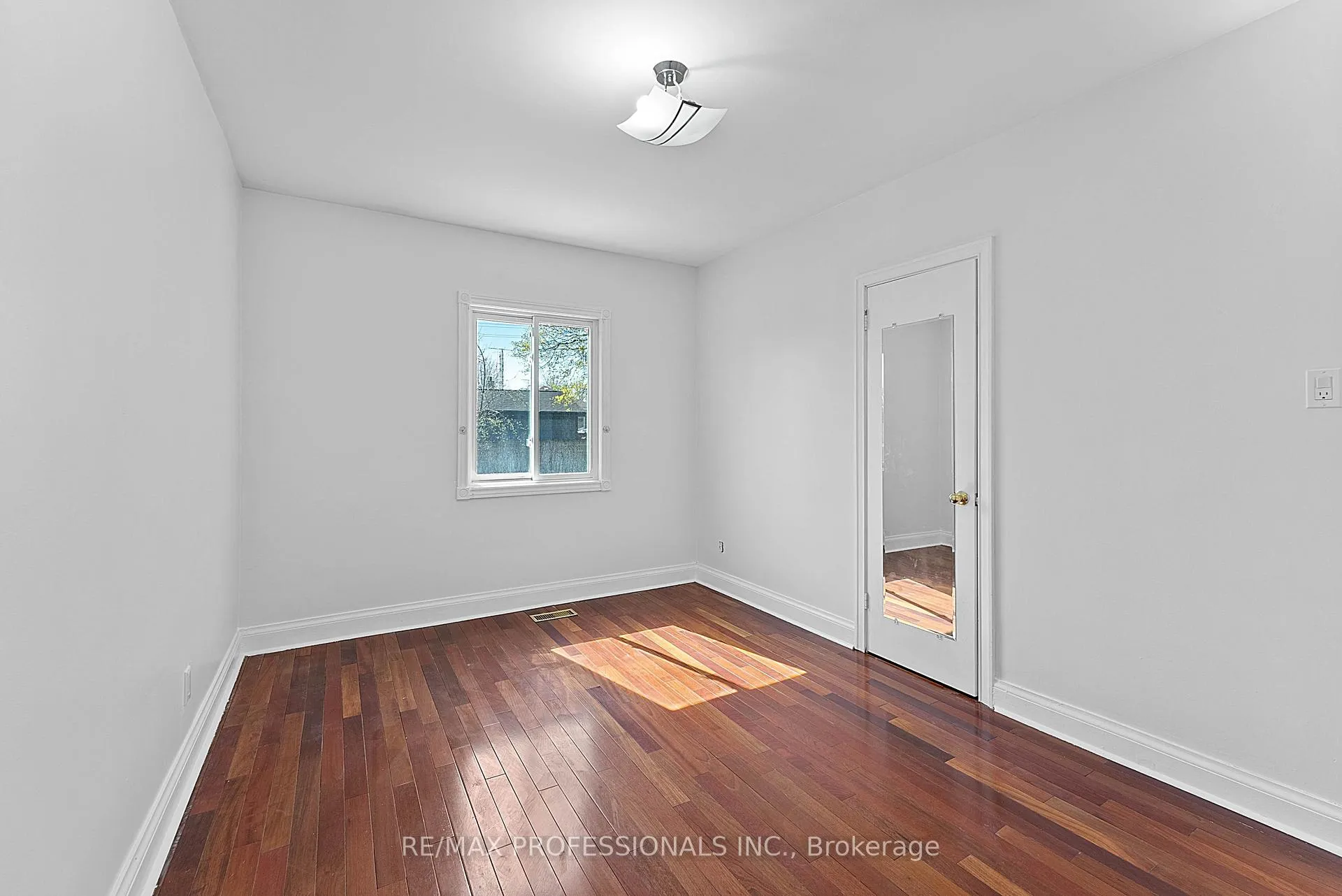 Photo 16 of 46 Stock Avenue, Etobicoke, Islington-City Centre West — HOMEH