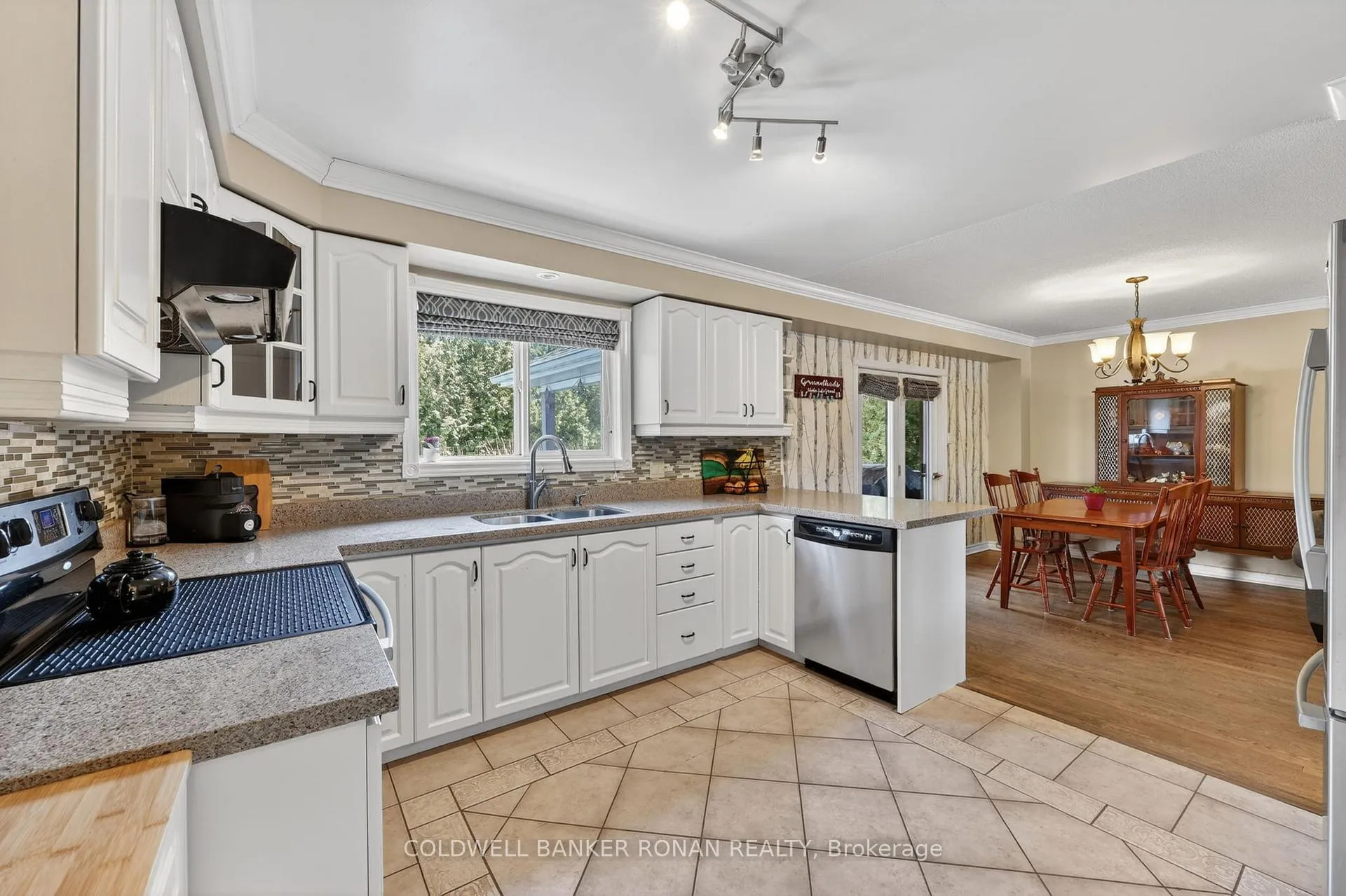 Photo 8 of 31 Marie Street, Georgina, Sutton & Jackson's Point — HOMEH