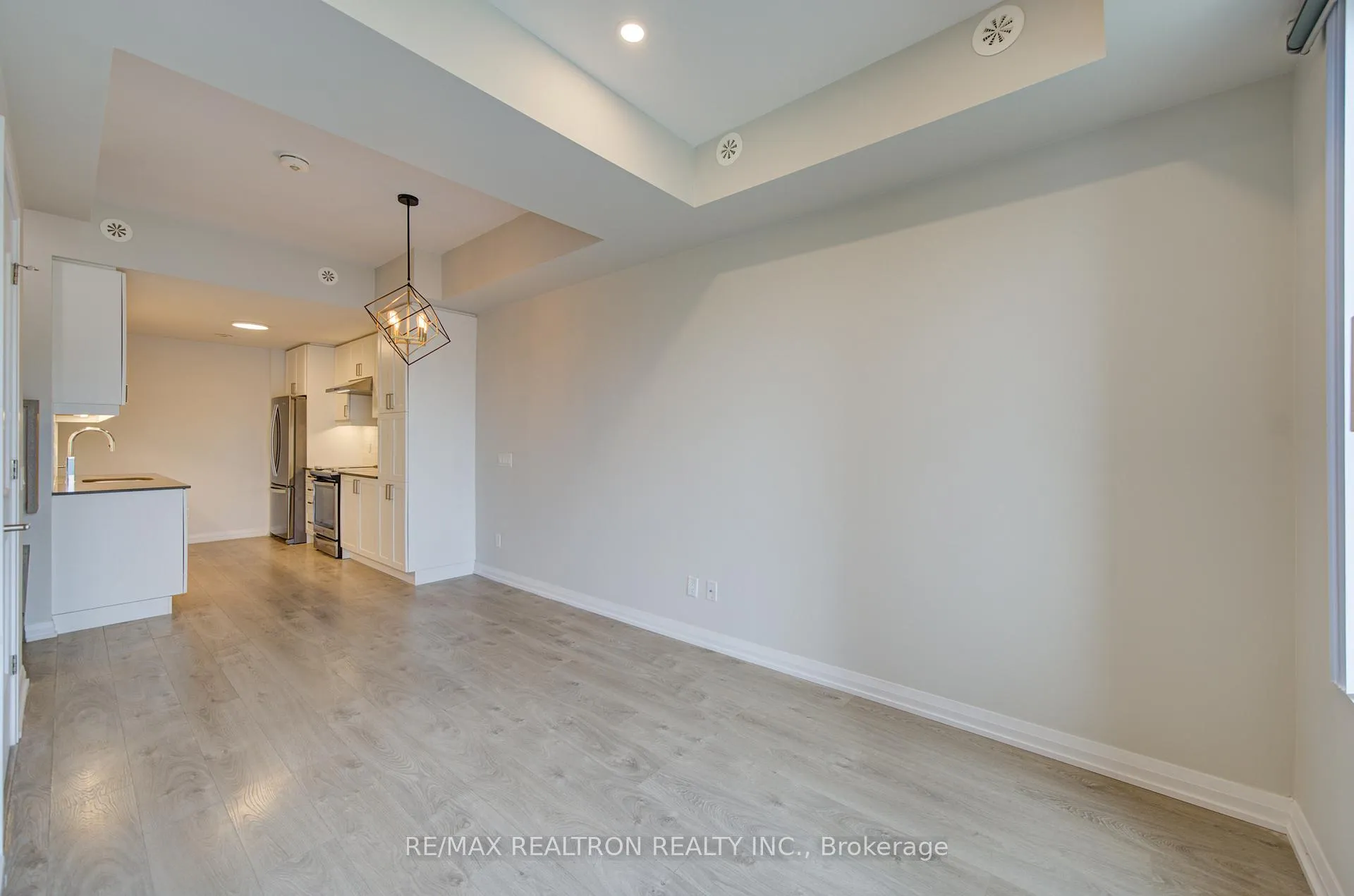Photo 7 of Unit Th33, 1050 Portage Parkway, Vaughan, Concord — HOMEH