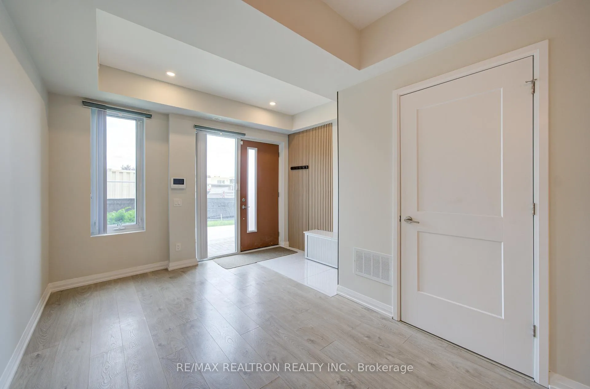 Photo 10 of Unit Th33, 1050 Portage Parkway, Vaughan, Concord — HOMEH