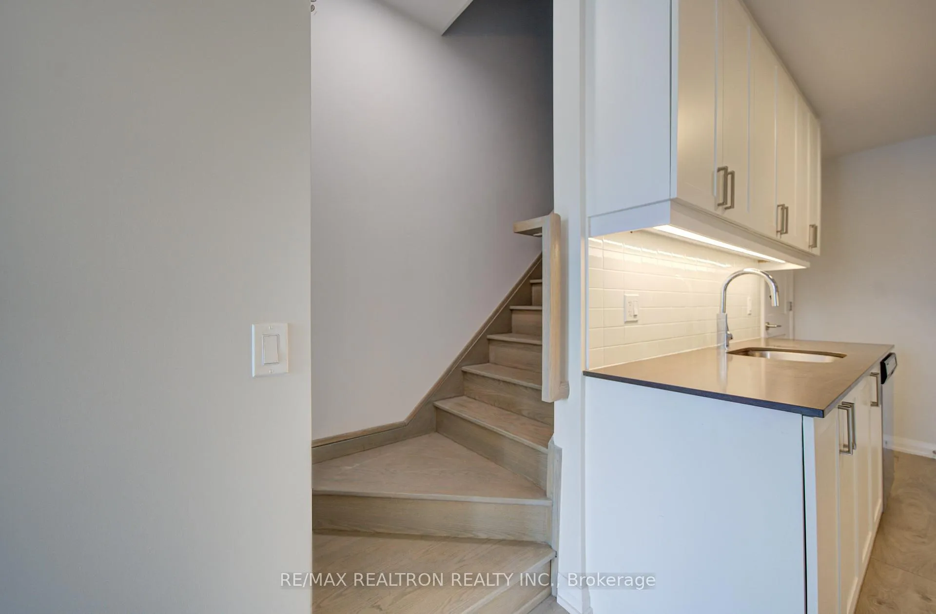 Photo 11 of Unit Th33, 1050 Portage Parkway, Vaughan, Concord — HOMEH