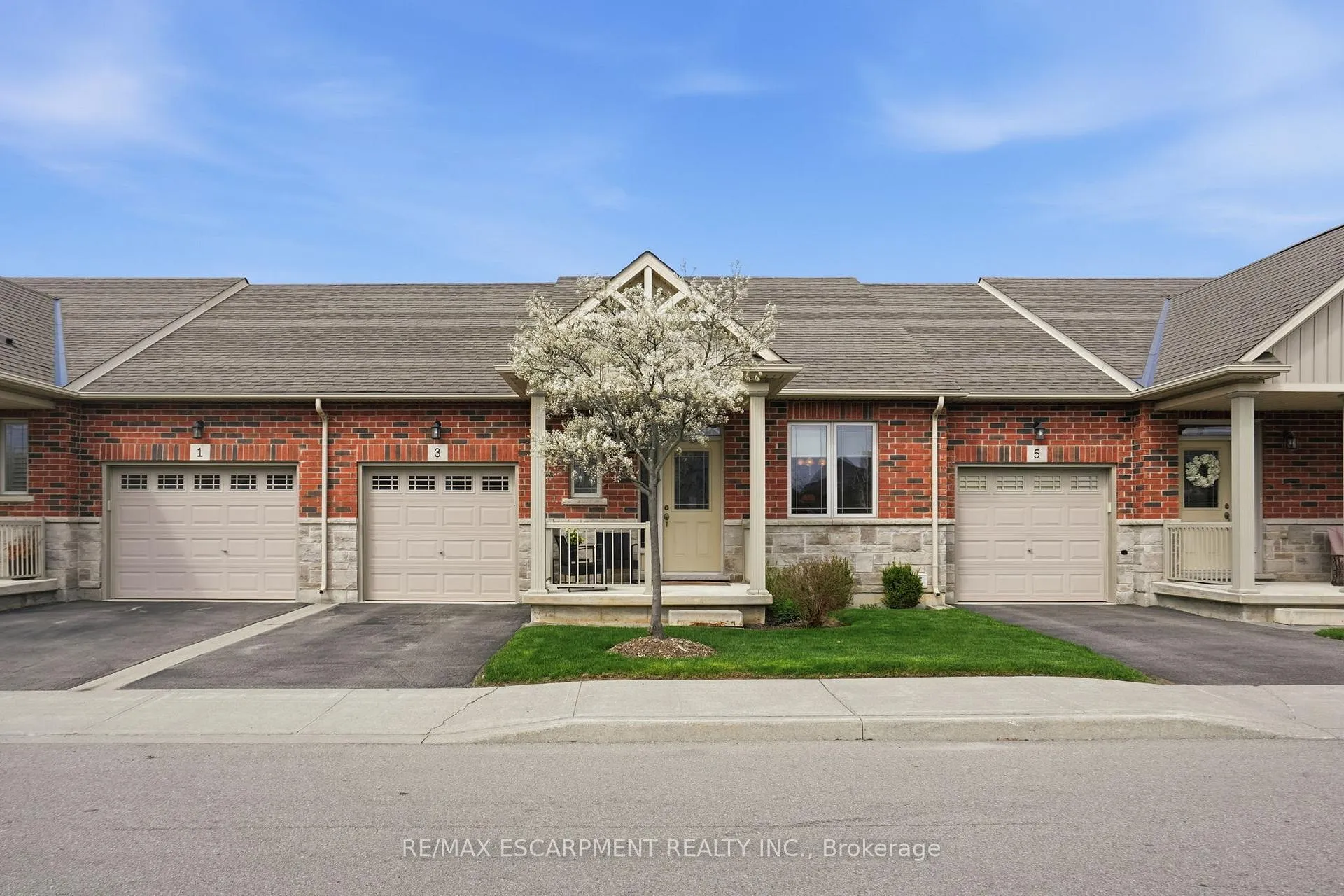 Photo 1 of 3 Ecker Lane, Hamilton, Binbrook — HOMEH