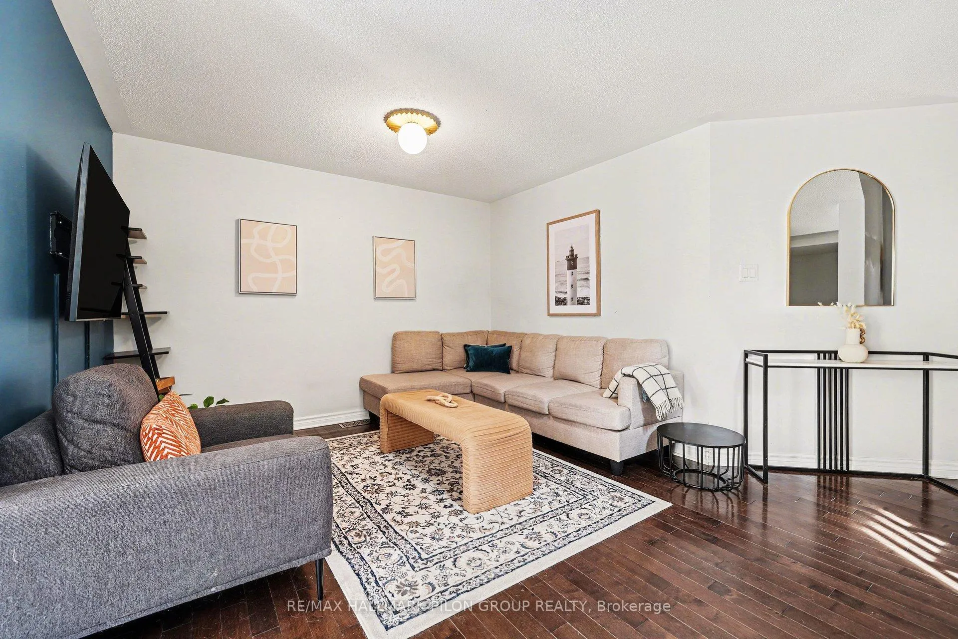 Photo 3 of 374 Horseshoe Crescent, Ottawa, Stittsville (North) — HOMEH