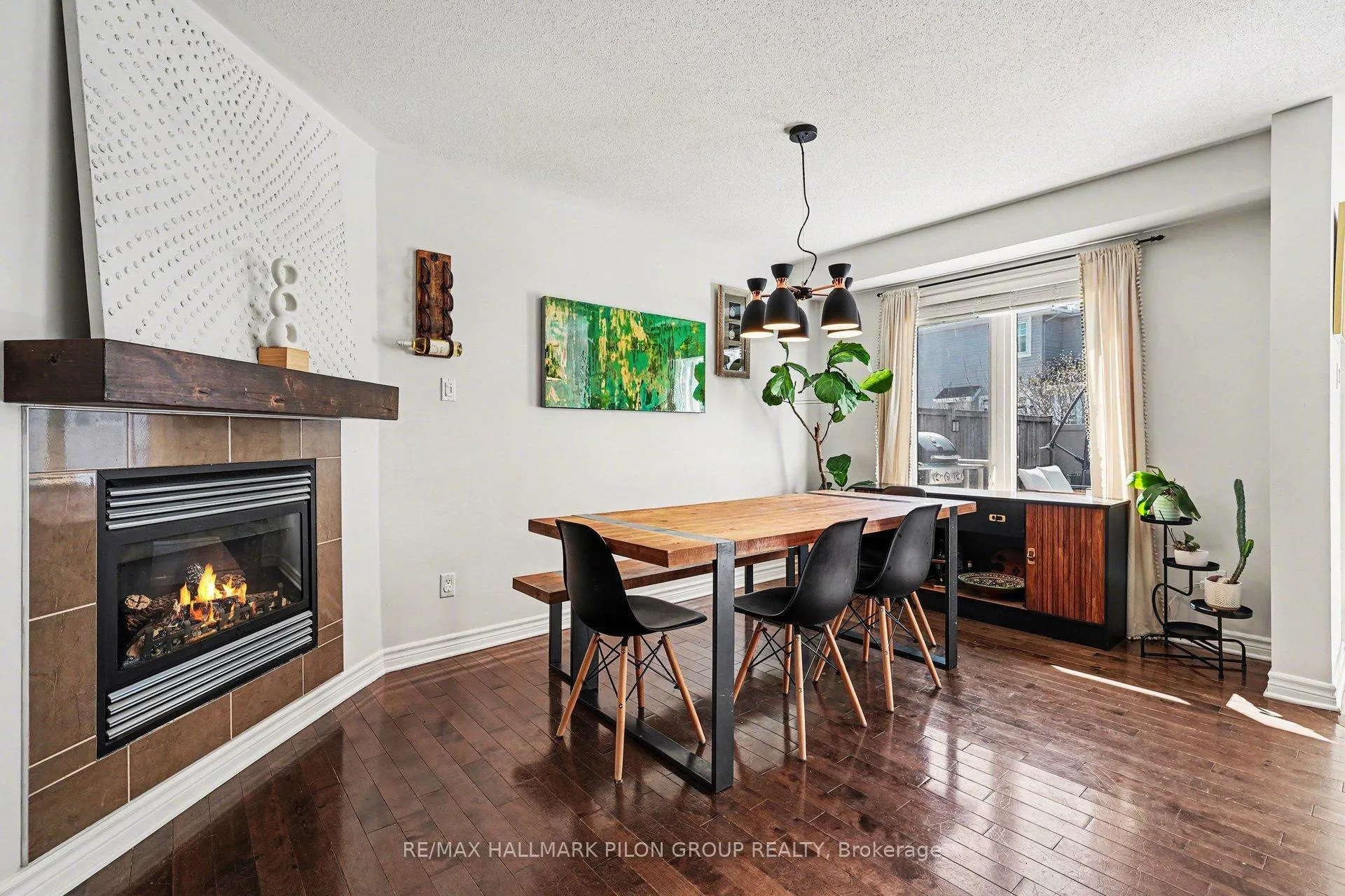Photo 4 of 374 Horseshoe Crescent, Ottawa, Stittsville (North) — HOMEH