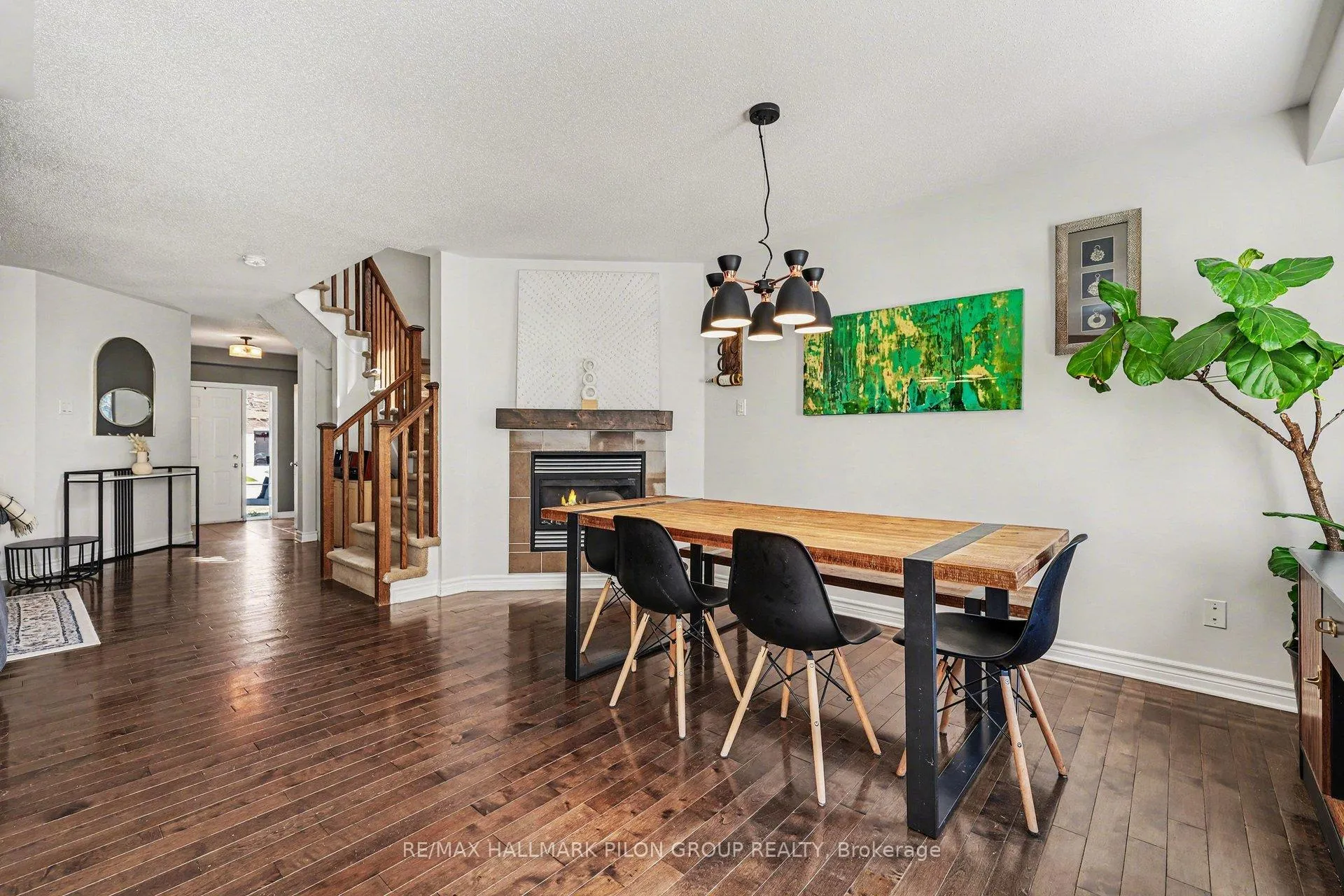 Photo 5 of 374 Horseshoe Crescent, Ottawa, Stittsville (North) — HOMEH