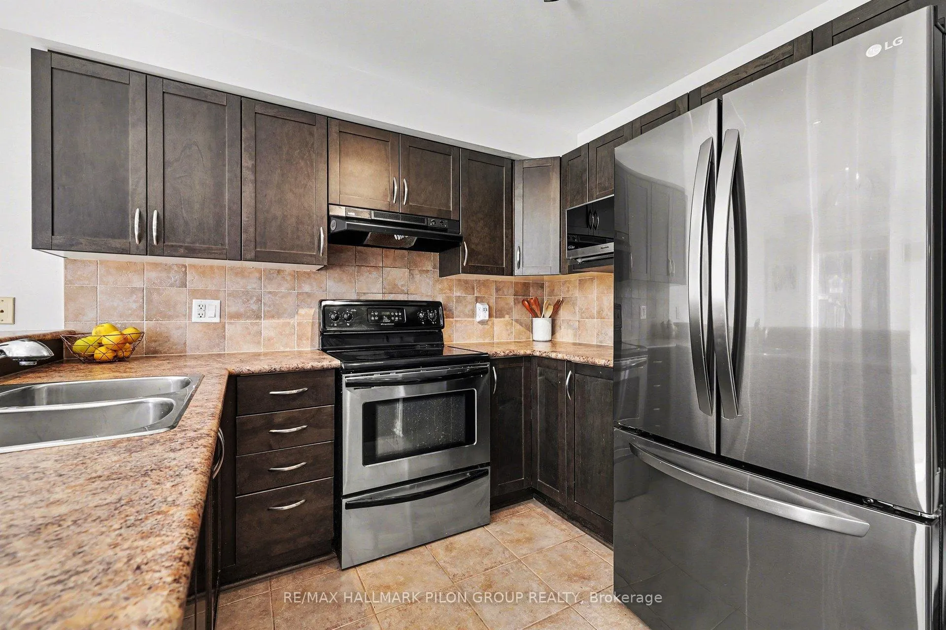 Photo 6 of 374 Horseshoe Crescent, Ottawa, Stittsville (North) — HOMEH