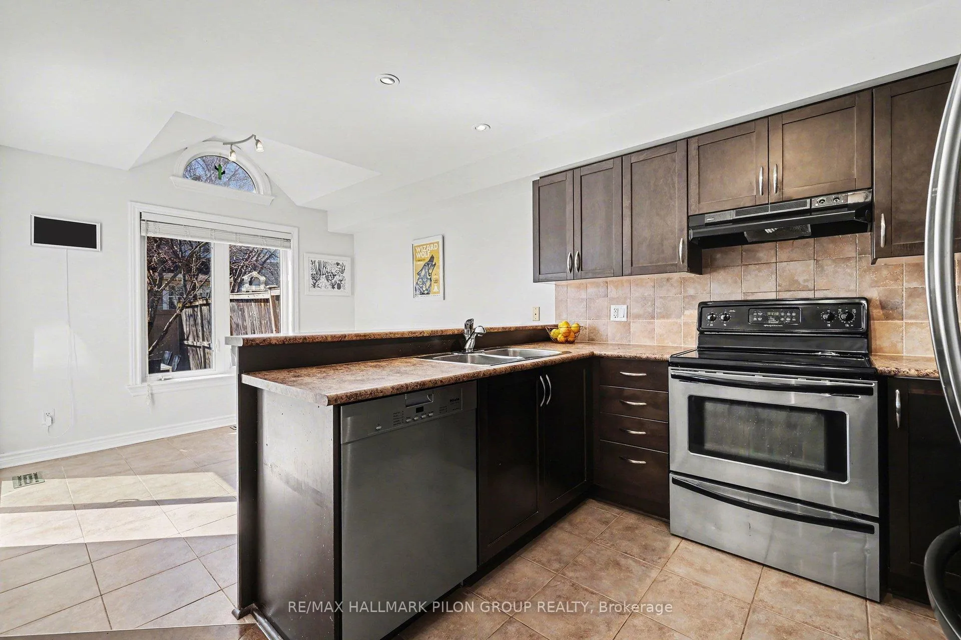 Photo 7 of 374 Horseshoe Crescent, Ottawa, Stittsville (North) — HOMEH