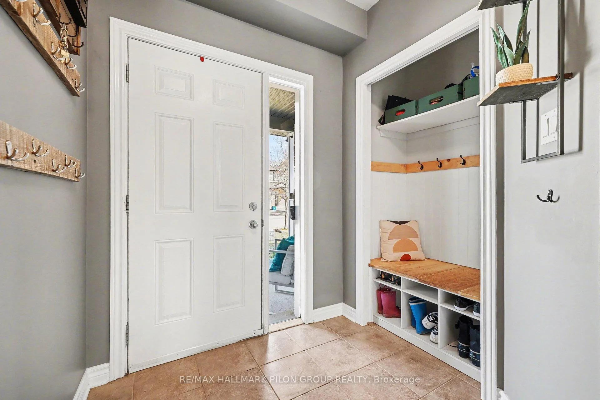 Photo 11 of 374 Horseshoe Crescent, Ottawa, Stittsville (North) — HOMEH