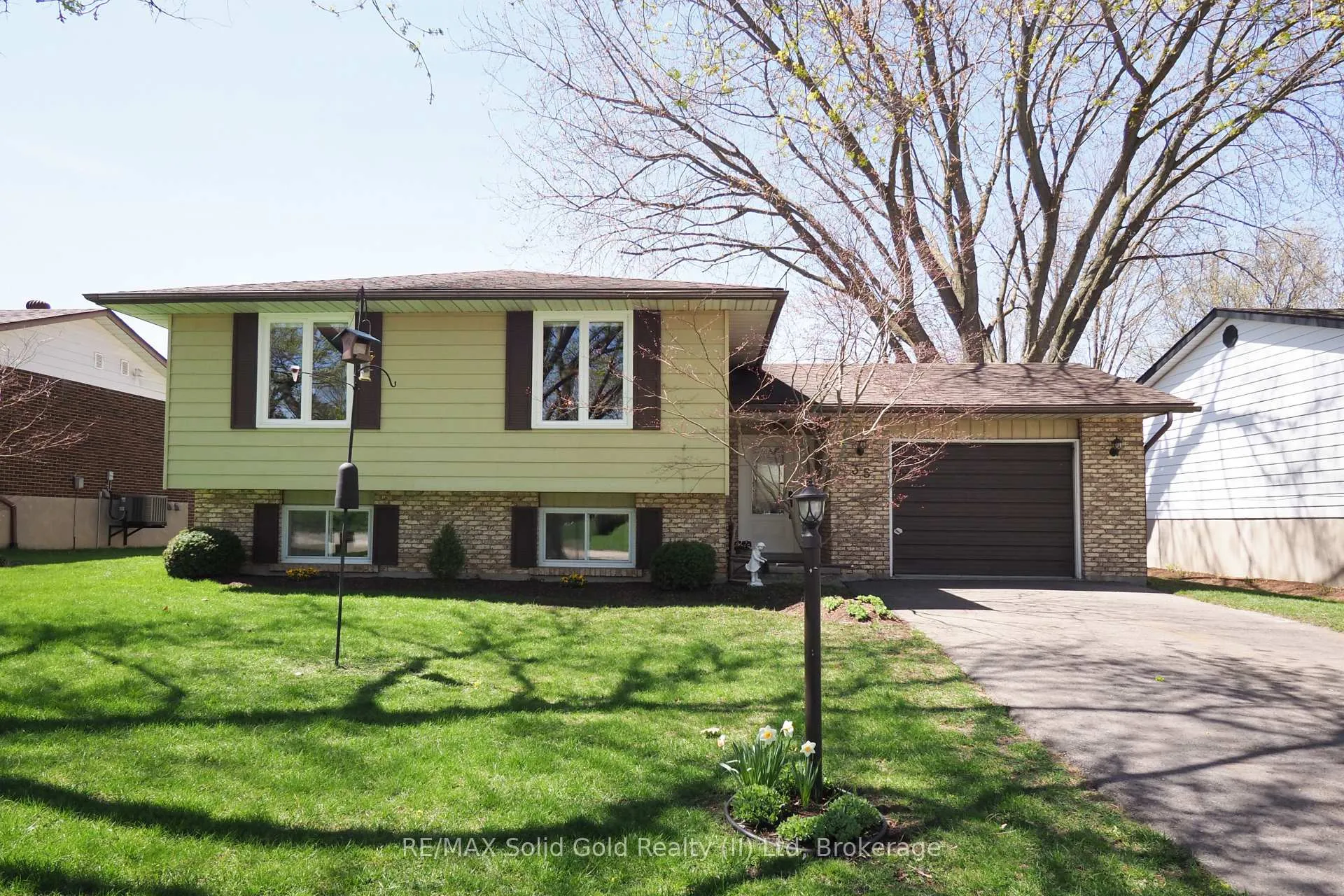 Photo 3 of 35 Reiner Crescent, Wellesley — HOMEH