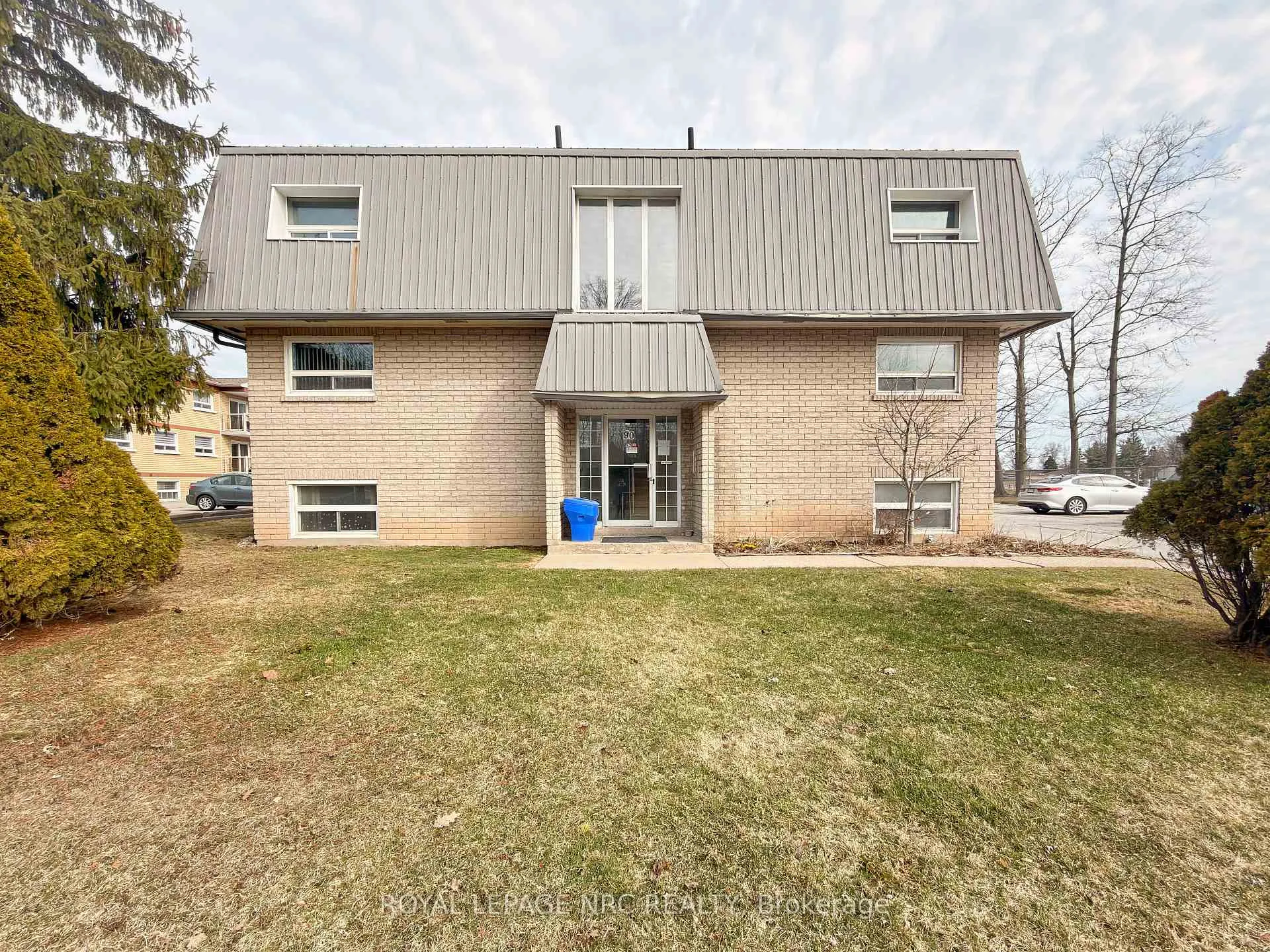 Front of Unit 4, 90 Woodlawn Road