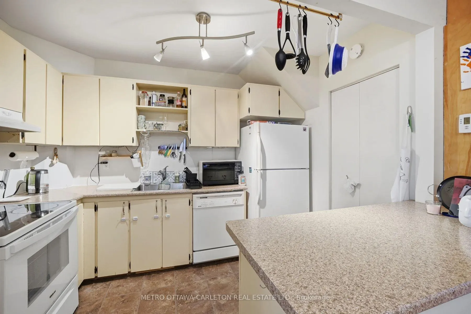 Photo 3 of 556 Melbourne Avenue, Ottawa, McKellar/Highland — HOMEH