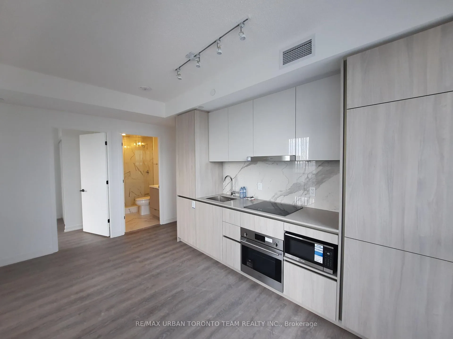 Photo 3 of Unit 1009, 8 Interchange Way, Vaughan, Vaughan Corporate Centre — HOMEH