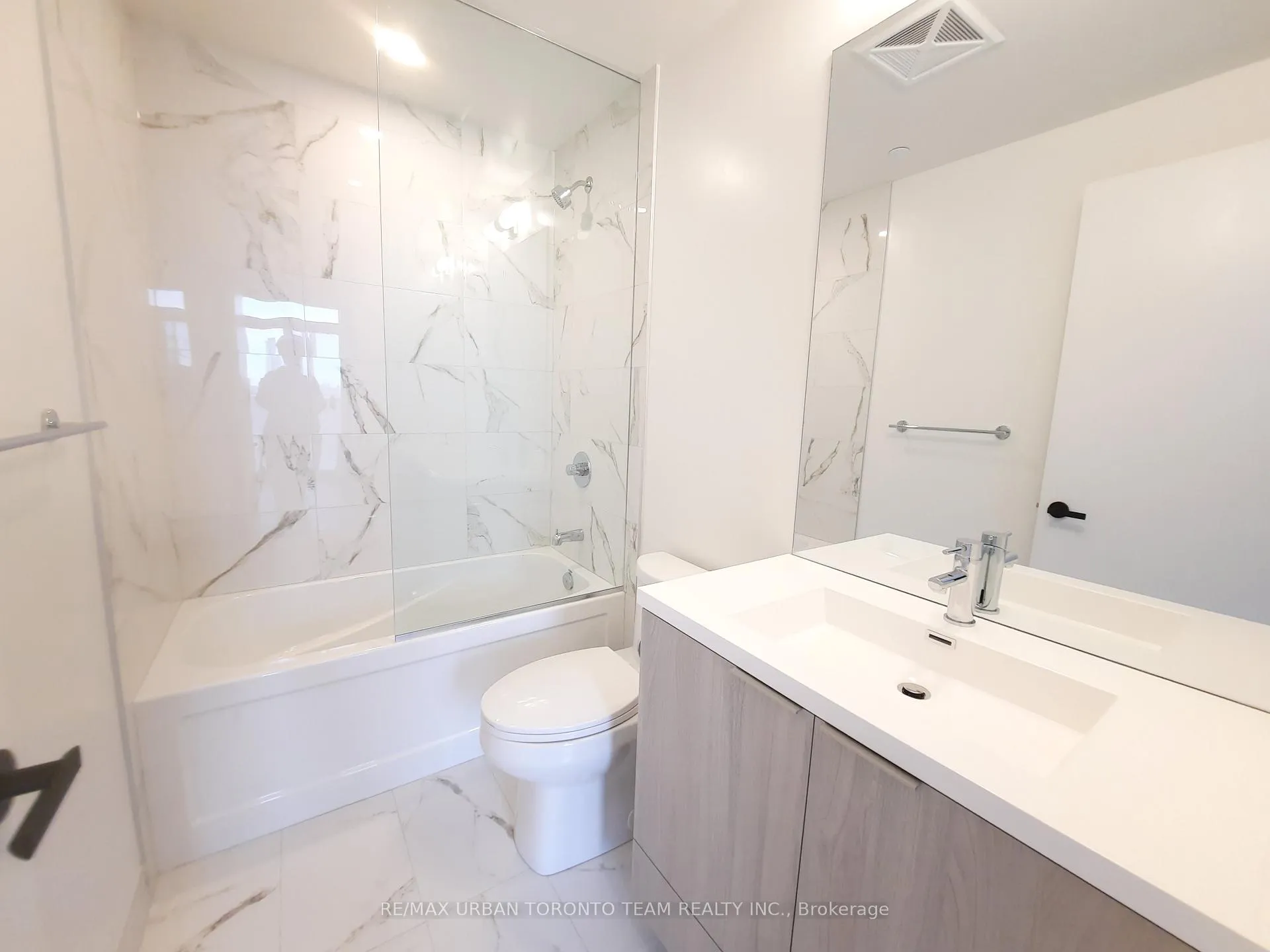 Photo 10 of Unit 1009, 8 Interchange Way, Vaughan, Vaughan Corporate Centre — HOMEH