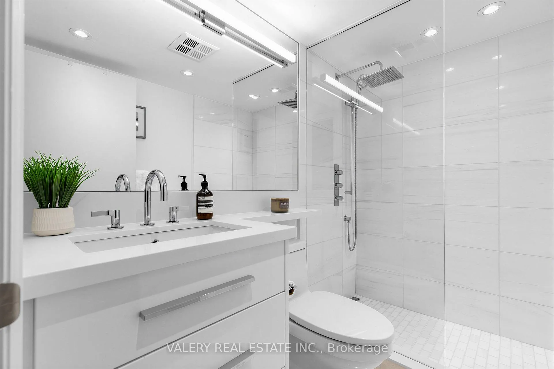 Photo 12 of Unit 1009, 300 Bloor Street E, Toronto, Rosedale-Moore Park — HOMEH