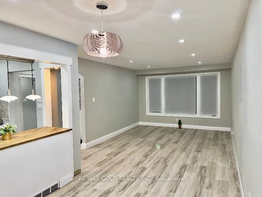 Photo 5 of 156 Mooregate Crescent, Kitchener, Victoria Hills — HOMEH