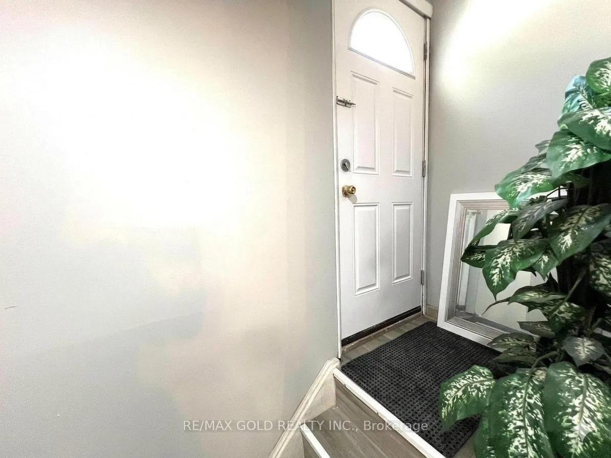 Photo 12 of 156 Mooregate Crescent, Kitchener, Victoria Hills — HOMEH