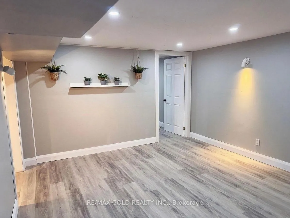 Photo 15 of 156 Mooregate Crescent, Kitchener, Victoria Hills — HOMEH