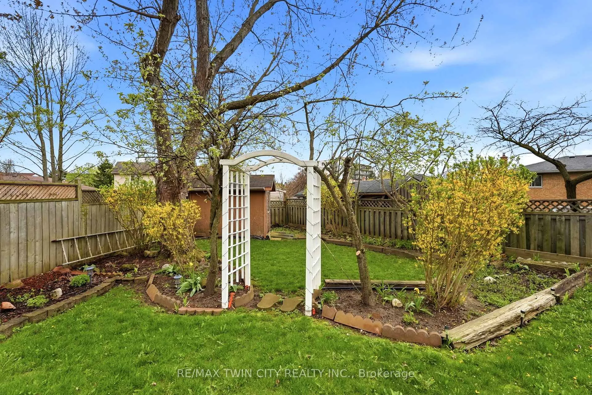 Photo 23 of 146 Ashley Crescent, London, South X — HOMEH