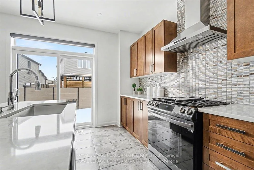 Photo 17 of 372 Aquaview Drive, Ottawa, Avalon East — HOMEH
