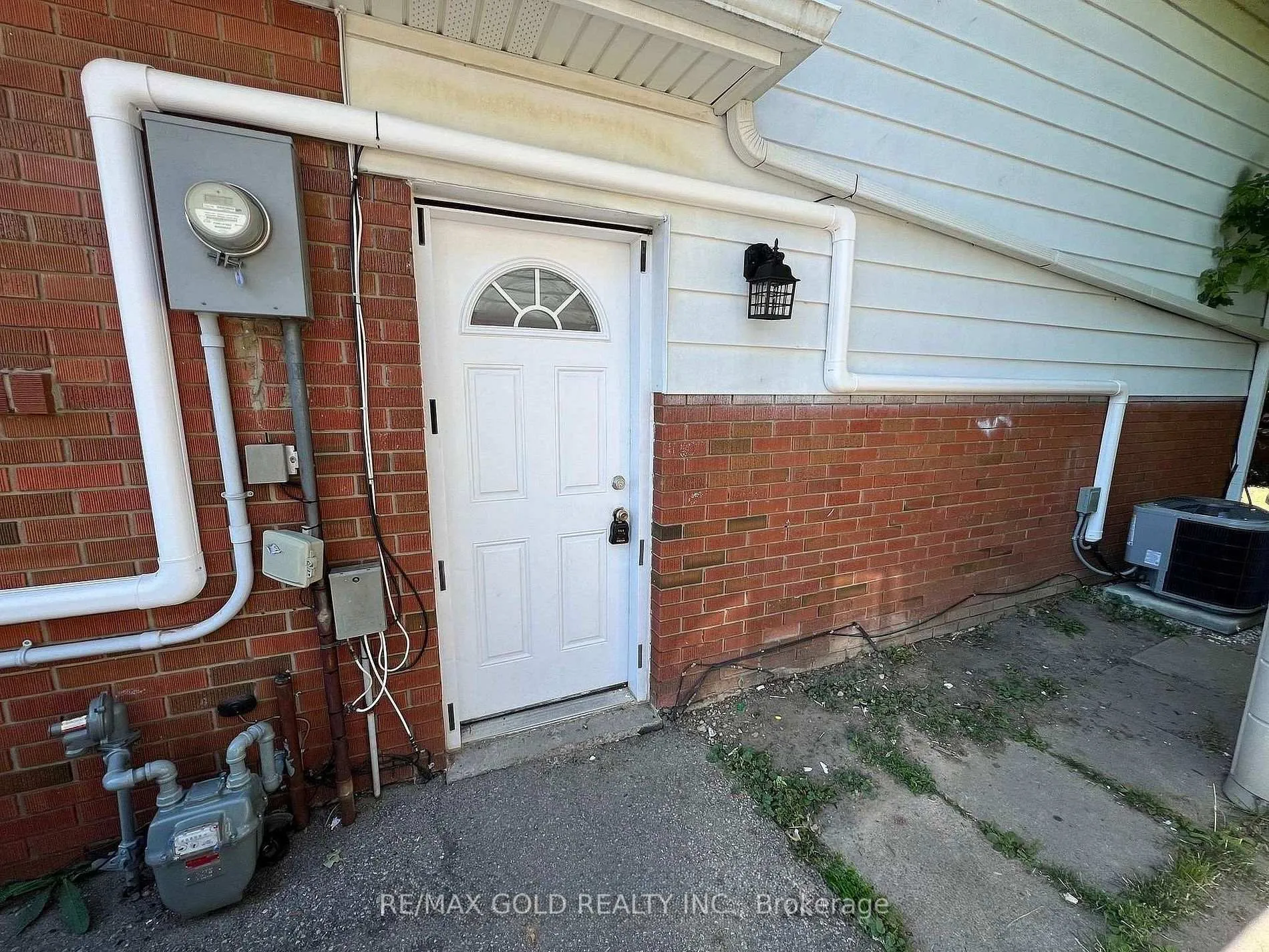 Photo 26 of Unit Upper, 156 Mooregate Crescent, Kitchener, Victoria Hills — HOMEH