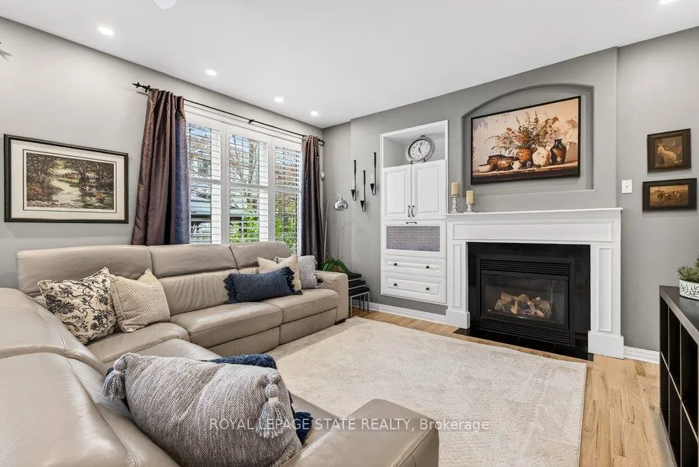 Photo 3 of 5901 Chercover Court, Burlington, Orchard — HOMEH